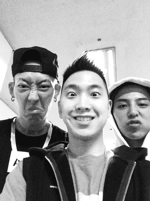 Bạn có thể chia sẻ cực "ngầu" của mình lên instagram, facebook, twitter, tumblr một cách nhanh chóng.