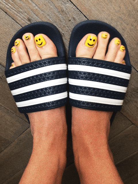 Hiện tại, Phhhto có sẵn trên Google play và Appstore.