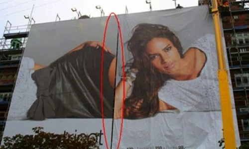 Lệch đầu vì đọc biển quảng cáo treo ngược