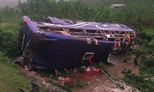 Ảnh hiện trường lật xe khách xuống vực gần 20 người thương vong