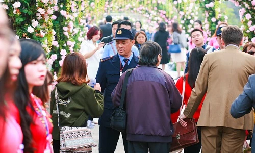 Hà Nội: Người dân vạ vật chờ xem Lễ hội hoa hồng Bulgaria