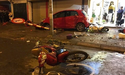Hiện trường ôtô đâm điên loạn, người bị thương la liệt vỉa hè Hà Nội