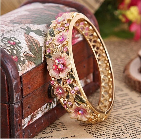 Trang sức bông hồng tiền triệu xiêu lòng phái đẹp ngày 8/3