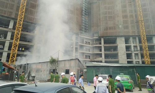 Ảnh: Khói lửa thiêu rụi lán công nhân ở Hà Nội