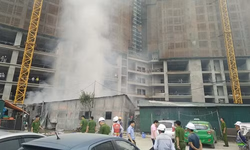 Ảnh: Khói lửa thiêu rụi lán công nhân ở Hà Nội