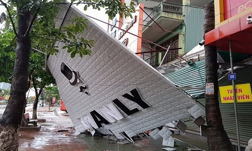 Ảnh: Đường phố, nhà dân tan hoang sau bão số 2 đổ bộ