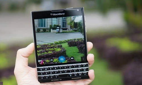 Điện thoại BlackBerry Passport độc dị, nên mua hay không?