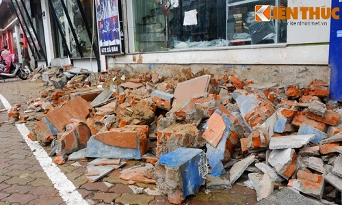 Cảnh vỉa hè Hà Nội như “bãi chiến trường” sau khi đập bậc tam cấp