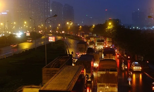 Ảnh: Hà Nội ùn tắc hàng cây số trong mưa mù