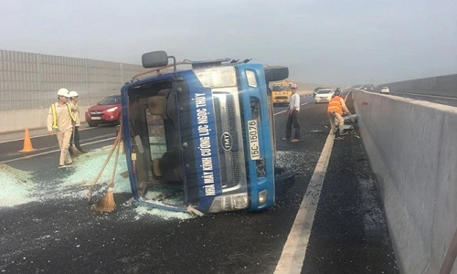 Xe tải chở kính lật nhào trên cao tốc Hà Nội - Hải Phòng