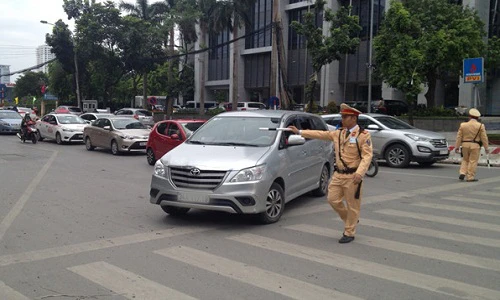 Nhiều người vô tư vượt đèn vàng, phớt lờ quy định phạt