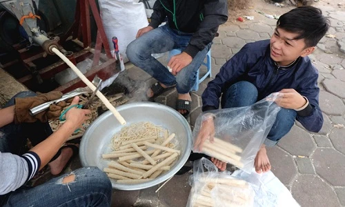 Người Hà Nội trở về tuổi thơ với bỏng nổ vỉa hè ngày lạnh