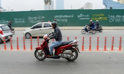 Ảnh: Ôtô, xe máy phóng vun vút trong làn buýt nhanh dù đường vắng