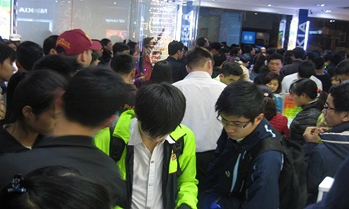 Xếp hàng như thời bao cấp săn Nokia Lumia giá sốc