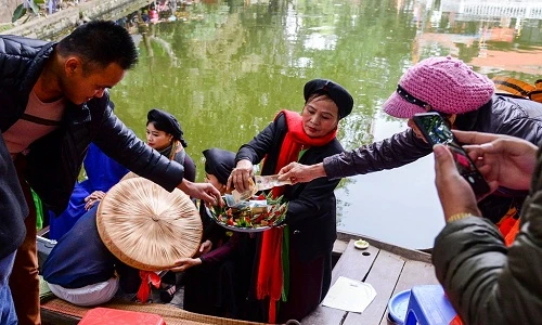 Ảnh: Tái diễn cảnh mời trầu nhận tiền ở hội Lim