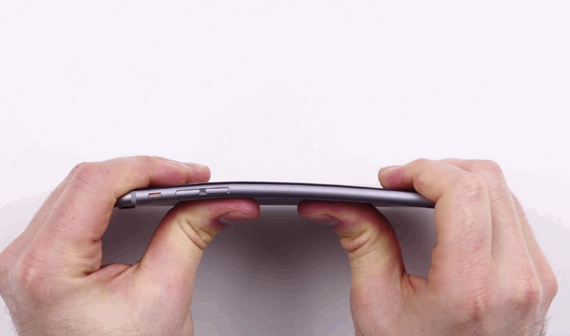 Nhiều người cho rằng iPhone 6 Plus có thể bị uốn cong nếu bạn để trong túi quá lâu, trong khi iPhone 6 có vẻ vững và chắc chắn hơn so với "người anh em".