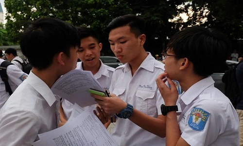 Sĩ tử tranh cãi bài thi Toán THPT Quốc gia theo hình thức trắc nghiệm
