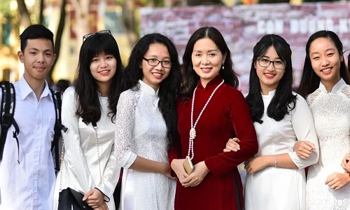 Ảnh thầy trò rạng rỡ dự lễ tôn vinh nhà giáo Việt Nam 20/11