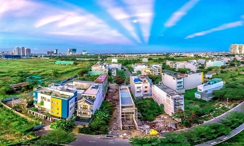 Ảnh: Ngắm tia nắng hình rẻ quạt siêu lạ trên bầu trời Sài Gòn