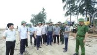 Hà Tĩnh gia cố đê, sơ tán người dân đến nơi an toàn ứng phó bão số 5