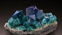 Khám phá khoáng vật Fluorite nhiều màu phát sáng huyền ảo