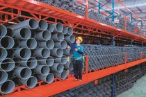 Cạnh tranh giữa hai doanh nghiệp đầu ngành nhựa
