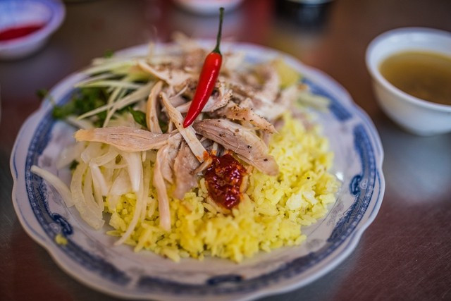 6. Cơm gà: Cơm gà Hội An là một món ăn đặc sản nổi tiếng của Hội An. Món này bao gồm cơm được nấu từ gạo thơm, thường là gạo dẻo, với nước luộc gà và lá dứa, tạo nên màu vàng óng và hương thơm đặc trưng.