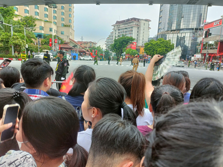 Rất đông người dân đã đổ về đường Thanh Niên, lực lượng công an vất vả để đảm bảo trật tự.