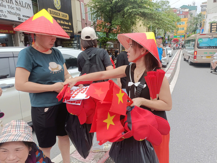 Nhiều người tranh thủ mua phụ kiện yêu nước trước giờ diễn ra chương trình sơ duyệt diễu binh A80.