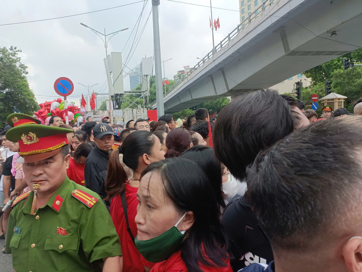 Lực lượng an ninh trực chốt, đảm bảo trật tự cho các khối diễu binh, diễu hành đi qua.