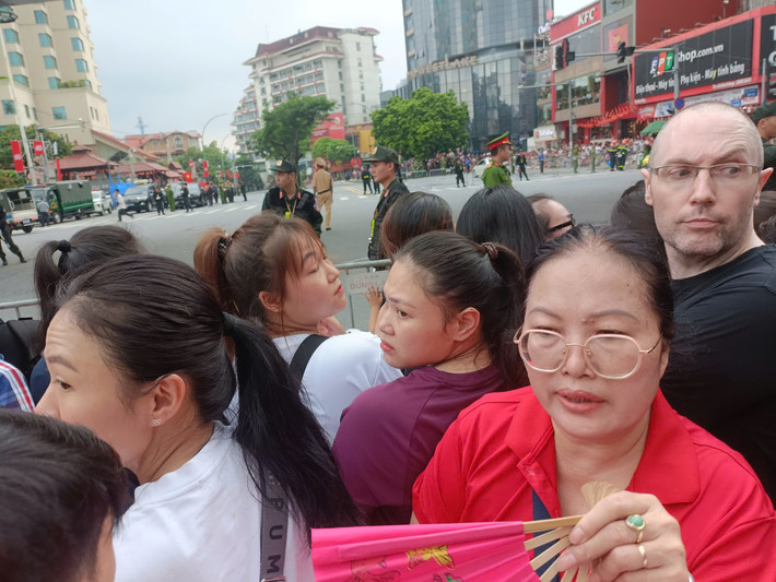 Người nước ngoài cũng kiên trì xếp hàng từ rất sớm để chờ xem sơ duyệt diễu binh.