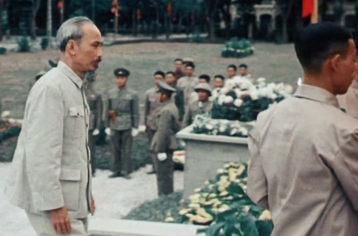 Ngày 17/11/1946, tại Nhà hát Lớn Hà Nội, Hội Liên Hiệp Quốc dân Việt Nam đã tổ chức lễ xung phong “Mùa đông binh sĩ”, mở đầu cuộc vận động “Mùa đông binh sĩ” trong cả nước để giúp chiến sĩ trong mùa đông giá rét. Chủ tịch Hồ Chí Minh đã đến dự buổi lễ và Người đã cởi chiếc áo đang mặc để tặng binh sĩ. Nguồn ảnh: Tư liệu