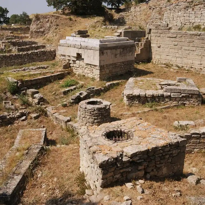 Cho đến nay, các học giả vẫn tranh cãi liệu lớp địa tầng thành Troy II bắt đầu vào khoảng năm 2300 trước Công nguyên đến năm 2200 trước Công nguyên hay sớm hơn. Ảnh: whc.unesco.org.
