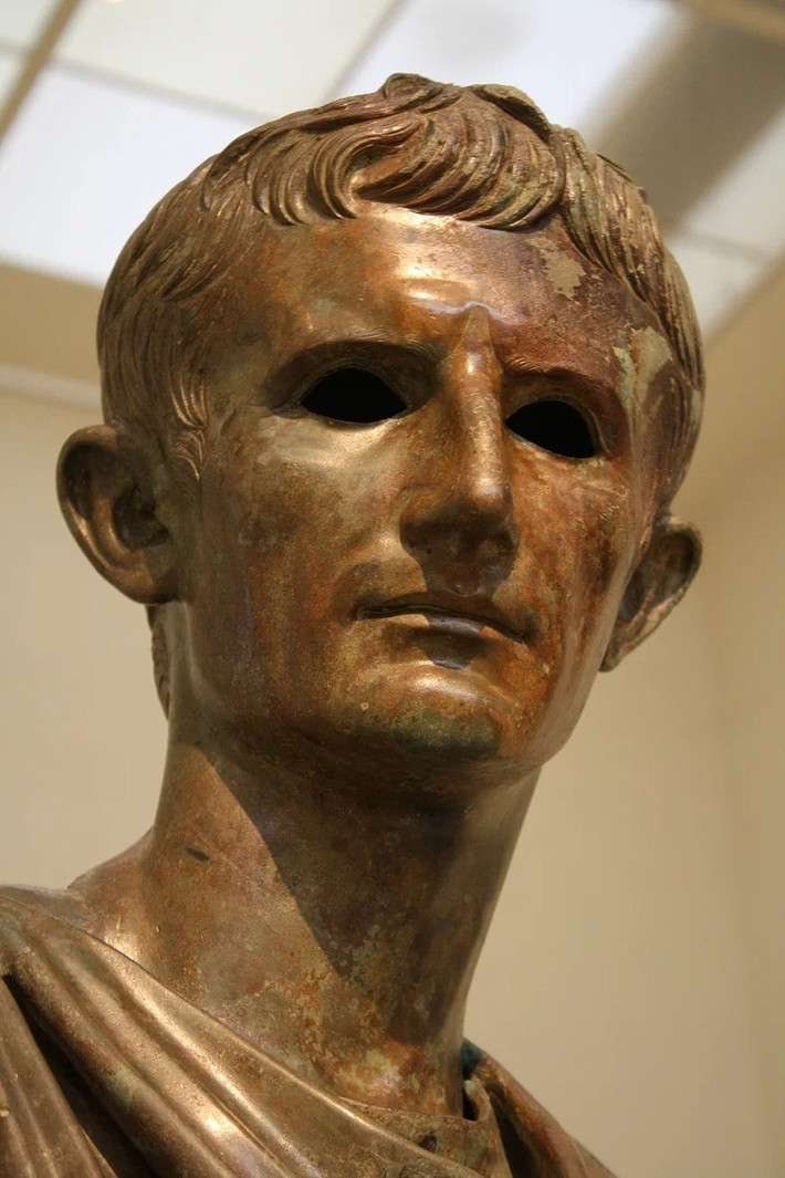 Nhà văn cổ đại Suetonius (sống khoảng năm 69 - 122) kể rằng, sau khi nghe tin bại trận, hoàng đế Augustus đã buồn khổ trong thời gian dài. Ông đã không cắt râu hoặc tóc trong nhiều tháng. Thậm chí, Augustus còn từng đập đầu vào cửa và gọi tên Quinctilius Varus - vị chỉ huy các quân đoàn đã tử trận trong trận rừng Teutoburg) rồi nói "trả lại quân đoàn cho ta!". Sự việc này cho thấy thất bại quân sự trên đã trở thành sự ám ảnh, nỗi hối tiếc to lớn trong cuộc đời hoàng đế Augustus. Ảnh: Mark Cartwright (CC BY-NC-SA).