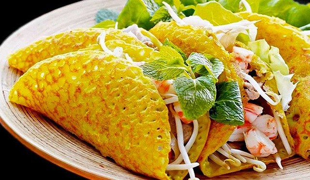 Món ăn này thường được dùng kèm với rau sống, như diếp cá, húng quế và các loại rau thơm khác, cùng với nước chấm chua ngọt giúp cân bằng hương vị. Tên gọi "bánh xèo" xuất phát từ âm thanh "xèo xèo" khi đổ bột vào chảo dầu nóng. Bánh xèo ngon nhất khi vừa rán xong và món ăn này xứng đáng nằm trong danh sách những món ngon của Việt Nam mà du khách không thể bỏ qua.