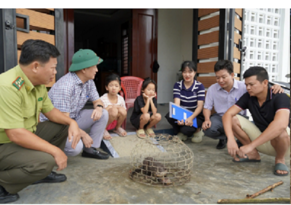 Trước đó, vào tối ngày 28/7, anh Mai Chiếm Lĩnh (trú khu phố 3, phường Đông Hà) thả lừ bắt cá trên sông Hiếu thì bất ngờ phát hiện con rái cá nặng 3 kg. Ảnh: Tiền phong.