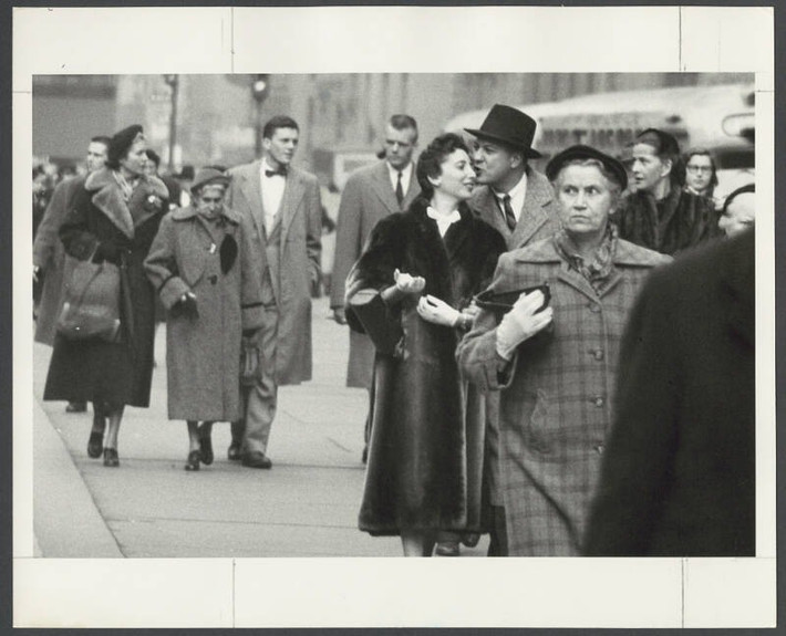 Đôi tình nhân đi dạo trên một con phố đông đúc ở New York năm 1953.