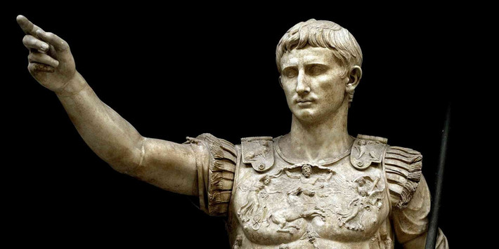 Theo các ghi chép và sử liệu, Augustus được người chú vĩ đại là Julius Caesar chỉ định làm người kế vị trong di chúc. Caesar là nhà chính trị, chỉ huy quân sự tài ba, người đưa ra hàng loạt quy tắc cải cách, đặt nền móng quan trọng cho sự chuyển đổi của Cộng hòa La Mã sang Đế chế La Mã. Ảnh: Leemage/Corbis/Getty Images.
