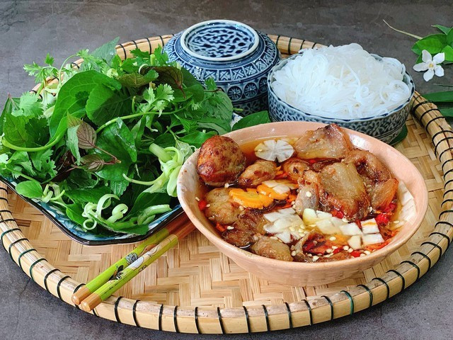 Điểm nhấn của bún chả chính là nước mắm chua ngọt được pha rất khéo, bên trong có đu đủ xanh và cà rốt cắt lát mỏng. Cách thưởng thức phổ biến nhất là gắp từng nắm bún nhỏ vào tô nước mắm chua ngọt bên trong có chả miếng và chả viên, ăn kèm các loại rau sống. Chính sự hòa quyện của các yếu tố như chả nướng thơm phức, bún tươi, nước chấm chua ngọt đậm vị và rau sống thanh mát sẽ đem đến cho bạn trải nghiệm ẩm thực khó quên.