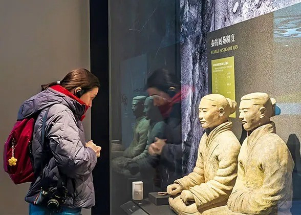 Đội quân đất nung trong lăng mộ của Tần Thủy Hoàng chôn cùng ông hoàng này được cho hộ tống ông hoàng này sang thế giới bên kia. Đội binh mã đất nung này cũng sẽ phụng sự Tần Thủy Hoàng, thực hiện các cuộc chinh phạt ở cõi âm. Ảnh: travelchinaguide.