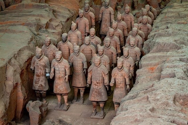 Nam du khách họ Tôn, 30 tuổi, đã trèo qua lan can bảo vệ, lưới chắn tại bảo tàng Lăng Tần Thủy Hoàng, Trung Quốc rồi nhảy xuống một khu vực thuộc khu trưng bày ngày 30/5. Ảnh: hecke71 via Adobe Stock.