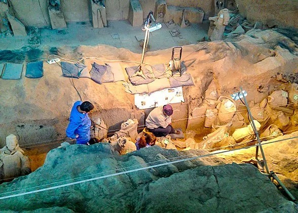 Hố mà người đàn ông họ Tôn nhảy xuống sâu 5,4m. Trong video được quay lại vụ việc lúc đó, người này đã nằm ôm đầu, rên rỉ sau khi nhảy xuống hố, xô đổ 2 pho tượng khoảng 2.000 tuổi. Ảnh: travelchinaguide.