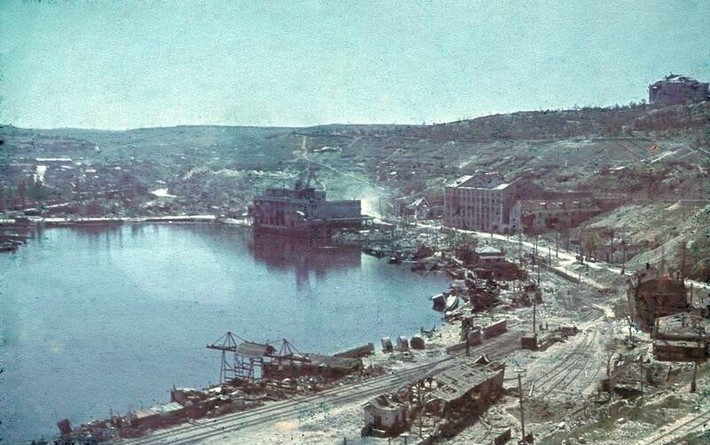 Với kích thước như trên, Schwerer Gustav trở thành khẩu pháo lớn nhất mà con người từng chế tạo cho đến nay. Ảnh: German Federal Archives.