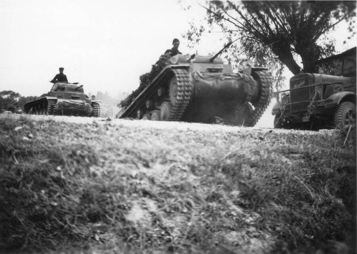 Cụ thể, vào ngày 7/9/1939, 720 binh lính Ba Lan thực hiện nhiệm vụ bảo vệ một tuyến phòng thủ kiên cố tại thị trấn Wizna. Trong cuộc chiến tại Ba La, quân đội Đức đã triển khai 1,5 triệu quân, 2.315 máy bay và khoảng 2.750 xe tăng để nhanh chóng thôn tính quốc gia này. Điều này khiến lực lượng Ba Lan ở Wizna phải đối đầu với lực lượng hùng hậu của phát xít Đức với quân số khoảng 40.000 người. Ảnh: Public Domain.