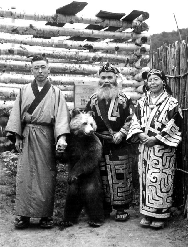 Người Ainu sẽ giết nó bằng mũi tên cứng hay một khúc gỗ rồi đặt nó trước bàn thờ. Kế đến, họ sẽ nhảy múa xung quanh.