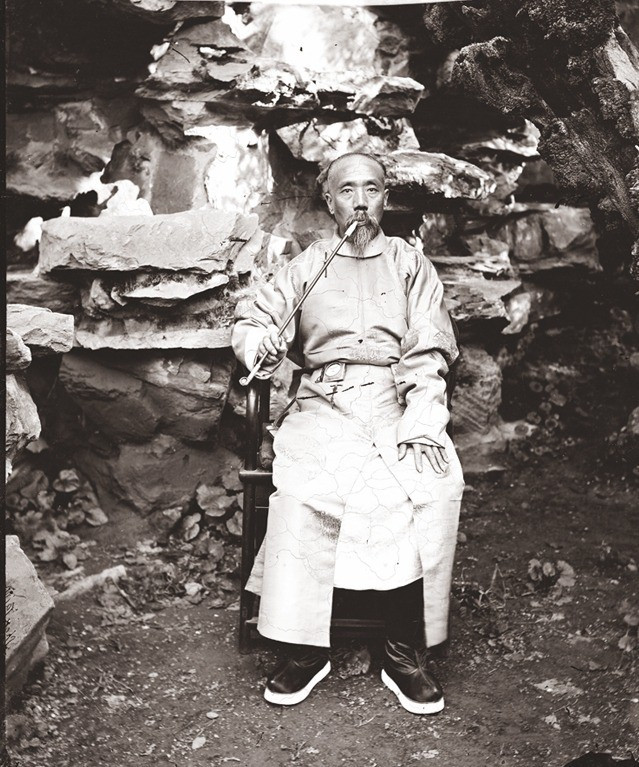 Bức ảnh chụp Thẩm Quế Phân (1818 - 1880) - vị quan viên làm việc dưới 2 đồi vua nhà Thanh là Đồng Trị và Quang Tự.