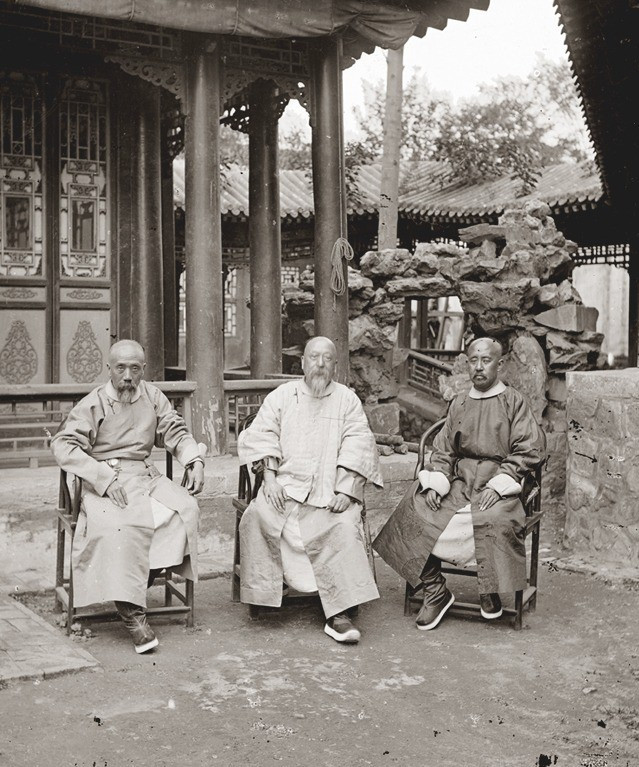 Từ trái sang phải ảnh là đại thần Bảo Quân, Đổng Tuân và Mao Sưởng Hi. Trong khi Bảo Quân giữ chức tổng quản phủ nội vụ, Đổng Tuân là quan nhất phẩm ở hộ bộ thượng thư (quản lý lĩnh vực tài chính).