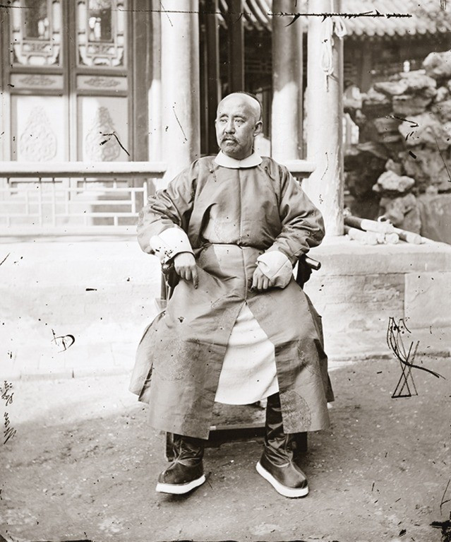 Mao Sưởng Hi (1817 - 1882) là đại thần Công bộ thượng thư của nhà Thanh. Ông được coi là nhân vật cốt cán lĩnh vực quân sự, được triều đình trọng dụng. Bức ảnh được John Thomson chụp năm 1871.