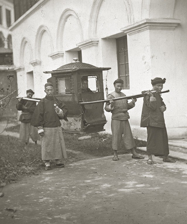 Một quan viên nhà Thanh ngồi kiệu.