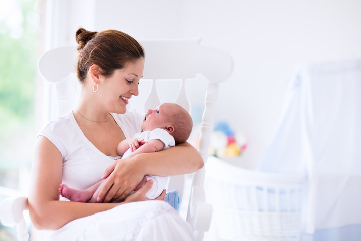 Nhóm nghiên cứu tại Trung tâm Cảm giác Hóa học Monell ở Philadelphia, Mỹ bao gồm: Julie Mennella, Gary Beauchamp đã giành giải Ig Nobel Nhi khoa với phát hiện trẻ sơ sinh thích bú sữa khi mẹ mới ăn tỏi. Những đứa trẻ này bám vào vú lâu hơn và bú nhiều hơn khi sữa có mùi tỏi. Ảnh: myhealthspin.